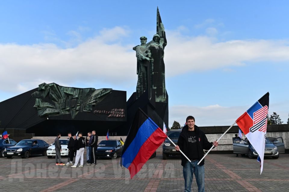 Открыто для всех водителей: в ДНР прошел автопробег по полностью восстановленному Ясиноватскому шоссе