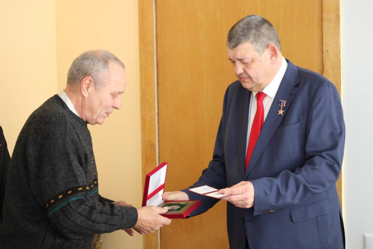 В Горловке вручили звание «Почетного гражданина города» двум участникам СВО В Горловке вручили звание «Почетного гражданина города» двум участникам СВО