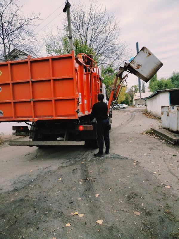 Горловским филиалом ГУП ДНР «ДОНСНАБКОМПЛЕКТ» ежедневно производится работа по вывозу твердых коммунальных отходов Горловским филиалом ГУП ДНР «ДОНСНАБКОМПЛЕКТ» ежедневно производится работа по вывозу твердых коммунальных отходов