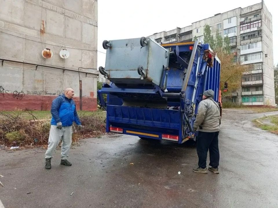 Горловским филиалом ГУП ДНР «ДОНСНАБКОМПЛЕКТ» ежедневно производится работа по вывозу твердых коммунальных отходов