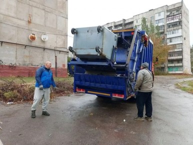 Горловским филиалом ГУП ДНР «ДОНСНАБКОМПЛЕКТ» ежедневно производится работа по вывозу твердых коммунальных отходов