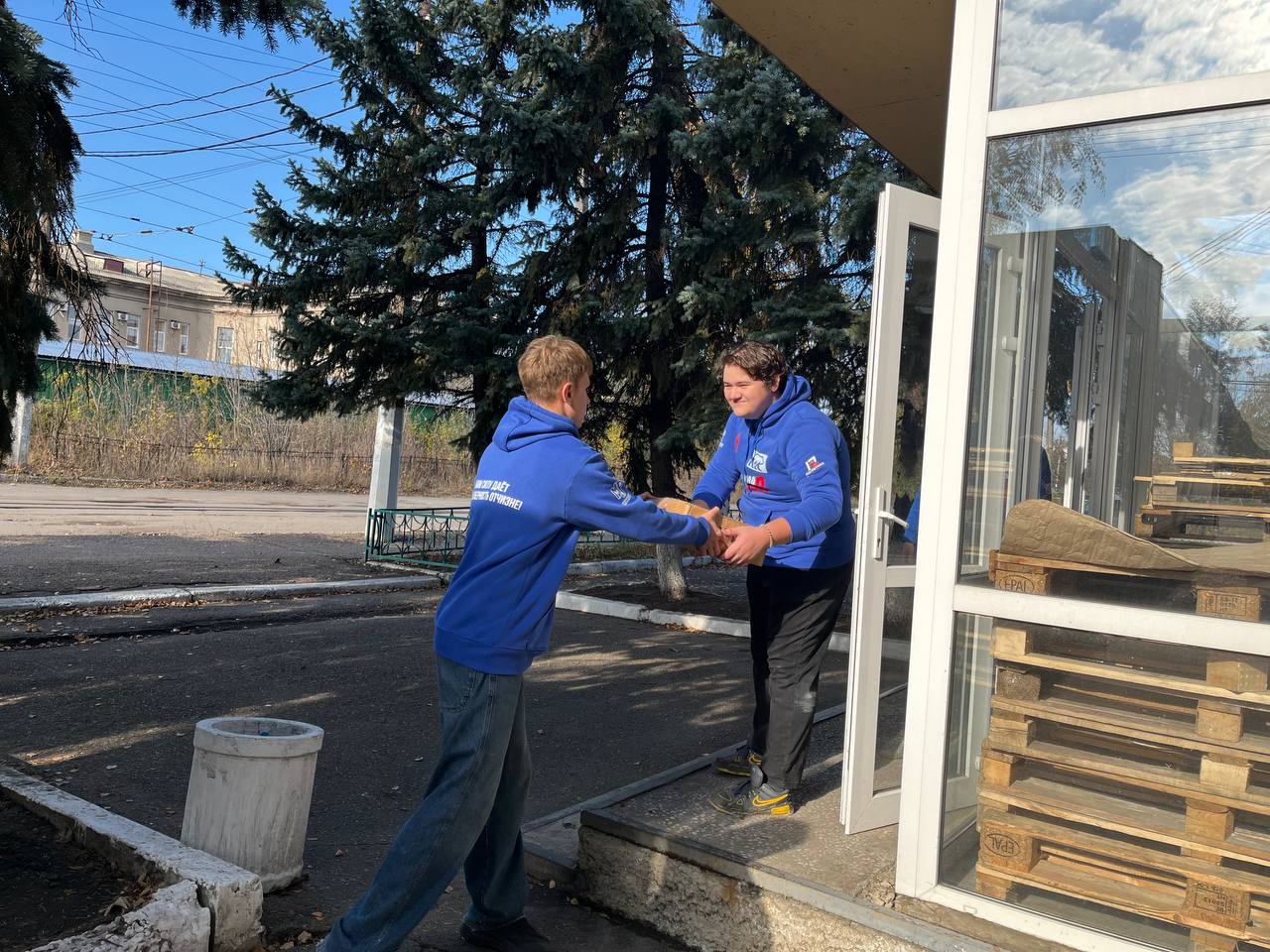 Молодёжка помогла одному из храмов Горловки в рамках проекта «Моя Крепость» Молодёжка помогла одному из храмов Горловки в рамках проекта «Моя Крепость»