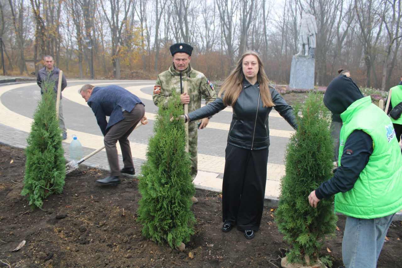 В Горловке высадили туи в рамках акции «Аллея Единства» В Горловке высадили туи в рамках акции «Аллея Единства»
