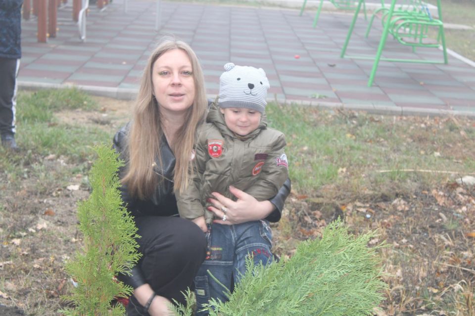 В Детском социальном центре Горловки высадили зеленые насаждения в рамках акции «Аллея единства» В Детском социальном центре Горловки высадили зеленые насаждения в рамках акции «Аллея единства»