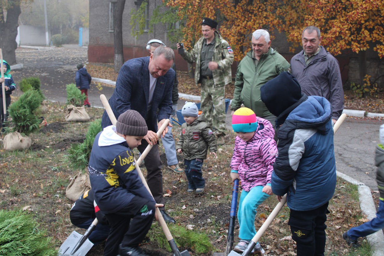 В Детском социальном центре Горловки высадили зеленые насаждения в рамках акции «Аллея единства» В Детском социальном центре Горловки высадили зеленые насаждения в рамках акции «Аллея единства»