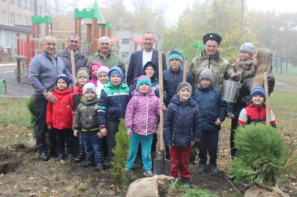 В Детском социальном центре Горловки высадили зеленые насаждения в рамках акции «Аллея единства» В Детском социальном центре Горловки высадили зеленые насаждения в рамках акции «Аллея единства»