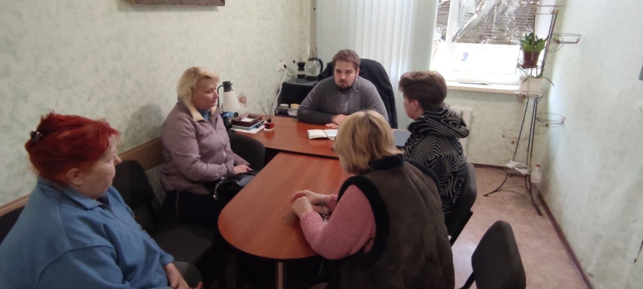 Роман Конев: Встреча с населением. 27 октября 2025 года депутат Горловского городского совета от фракции «Единая Россия» Сергей Медведев совместно с представителем Общественного совета муниципального образования городского... Роман Конев: Встреча с населением. 27 октября 2025 года депутат Горловского городского совета от фракции «Единая Россия» Сергей Медведев совместно с представителем Общественного совета муниципального образования городского...