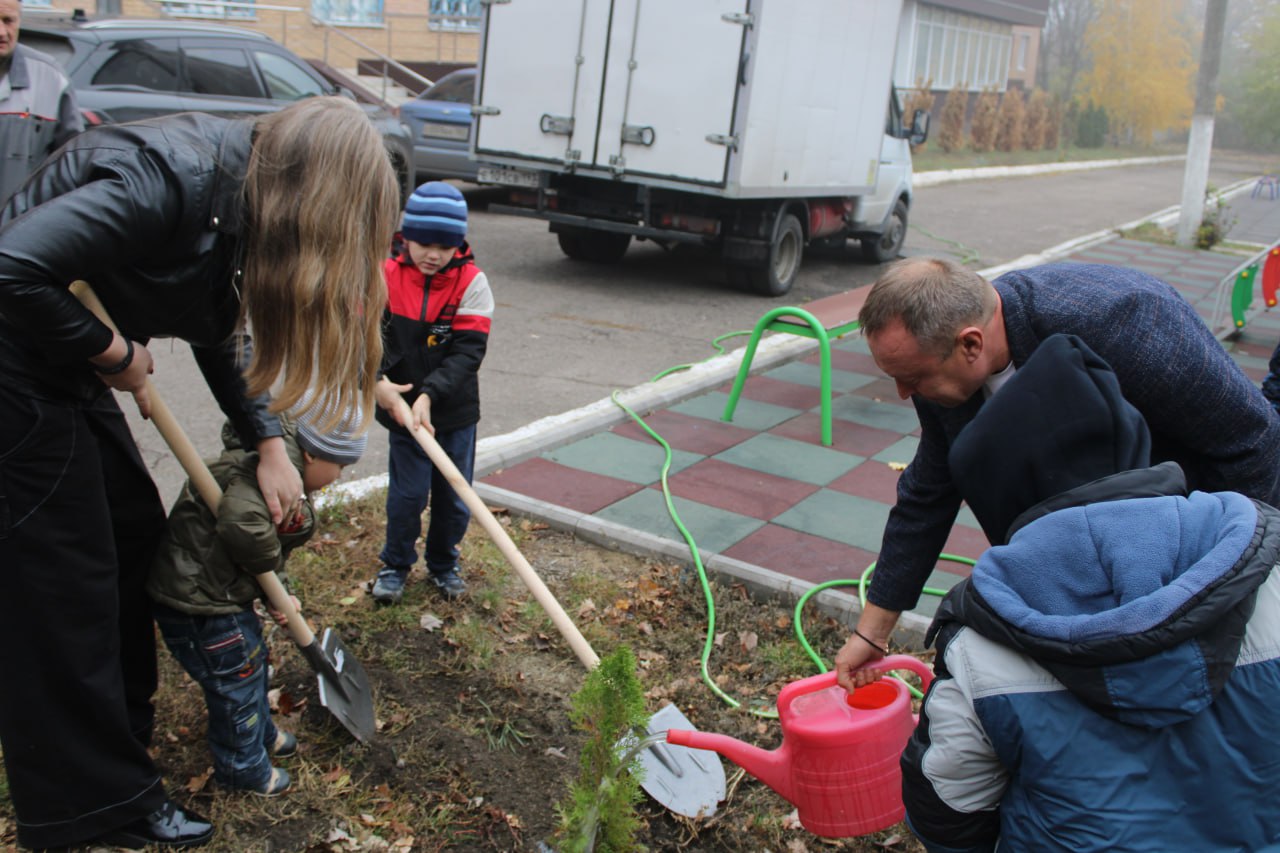 В Детском социальном центре Горловки высадили зеленые насаждения в рамках акции «Аллея единства» В Детском социальном центре Горловки высадили зеленые насаждения в рамках акции «Аллея единства»