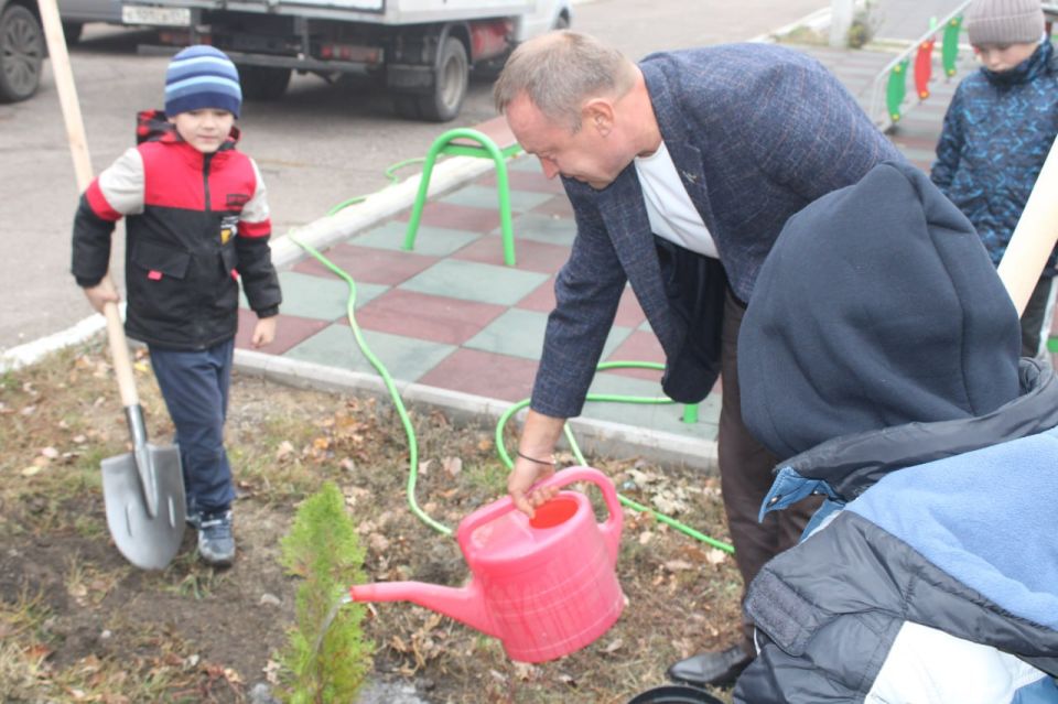 В Детском социальном центре Горловки высадили зеленые насаждения в рамках акции «Аллея единства» В Детском социальном центре Горловки высадили зеленые насаждения в рамках акции «Аллея единства»
