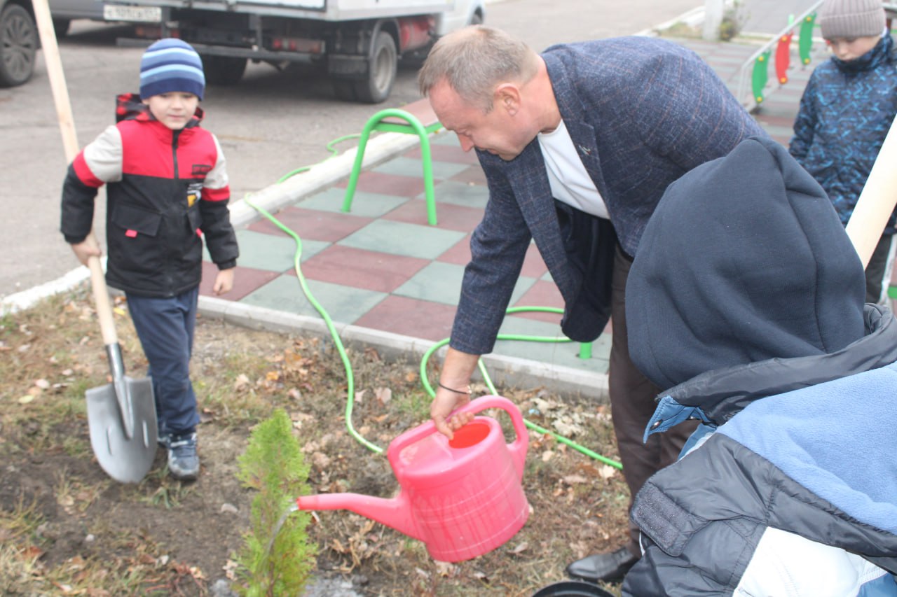 В Детском социальном центре Горловки высадили зеленые насаждения в рамках акции «Аллея единства» В Детском социальном центре Горловки высадили зеленые насаждения в рамках акции «Аллея единства»