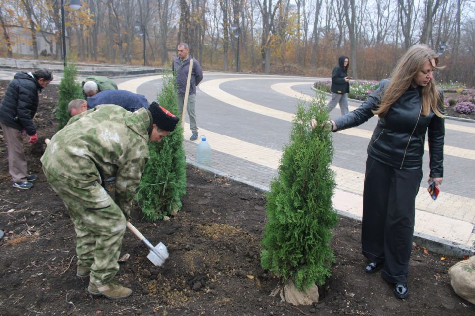 В Горловке высадили туи в рамках акции «Аллея Единства» В Горловке высадили туи в рамках акции «Аллея Единства»