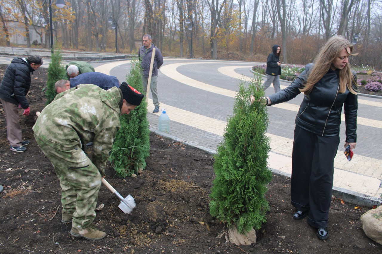 В Горловке высадили туи в рамках акции «Аллея Единства» В Горловке высадили туи в рамках акции «Аллея Единства»
