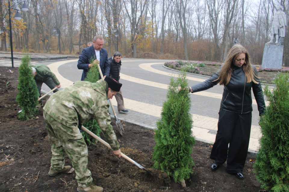 В Горловке высадили туи в рамках акции «Аллея Единства» В Горловке высадили туи в рамках акции «Аллея Единства»