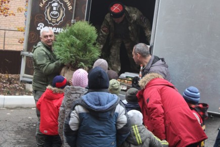 В Детском социальном центре Горловки высадили зеленые насаждения в рамках акции «Аллея единства»