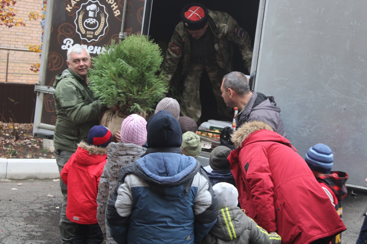 В Детском социальном центре Горловки высадили зеленые насаждения в рамках акции «Аллея единства»