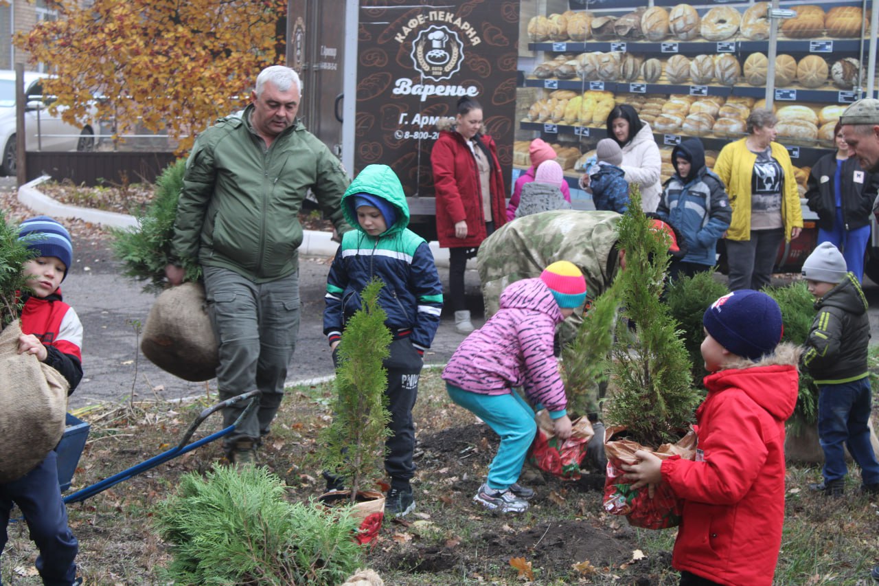 В Детском социальном центре Горловки высадили зеленые насаждения в рамках акции «Аллея единства» В Детском социальном центре Горловки высадили зеленые насаждения в рамках акции «Аллея единства»