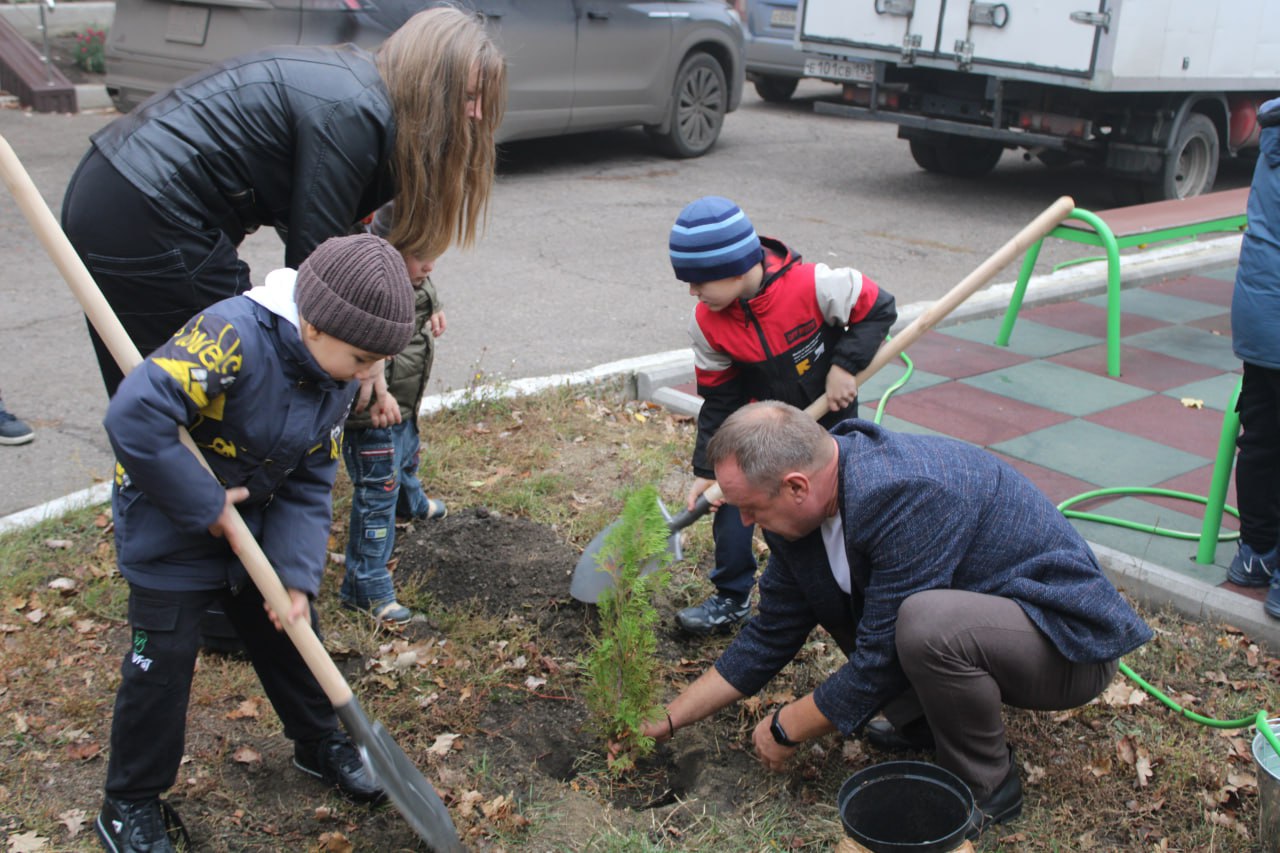 В Детском социальном центре Горловки высадили зеленые насаждения в рамках акции «Аллея единства» В Детском социальном центре Горловки высадили зеленые насаждения в рамках акции «Аллея единства»