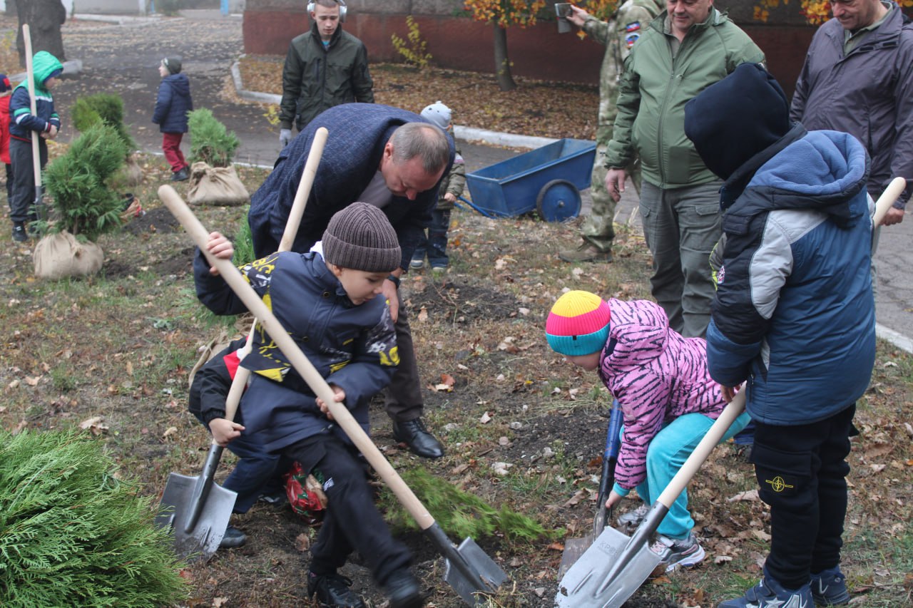 В Детском социальном центре Горловки высадили зеленые насаждения в рамках акции «Аллея единства» В Детском социальном центре Горловки высадили зеленые насаждения в рамках акции «Аллея единства»