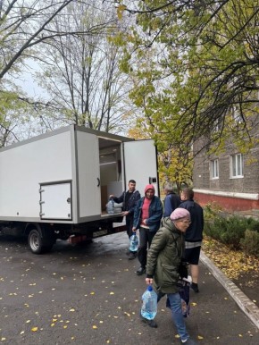 Роман Конев: 27 октября 2025 года депутаты Горловского городского совета от фракции «Единая Россия» – Алексей Костин, Елена Кузьмина – посетили места подвоза воды и осуществили адресный подвоз воды