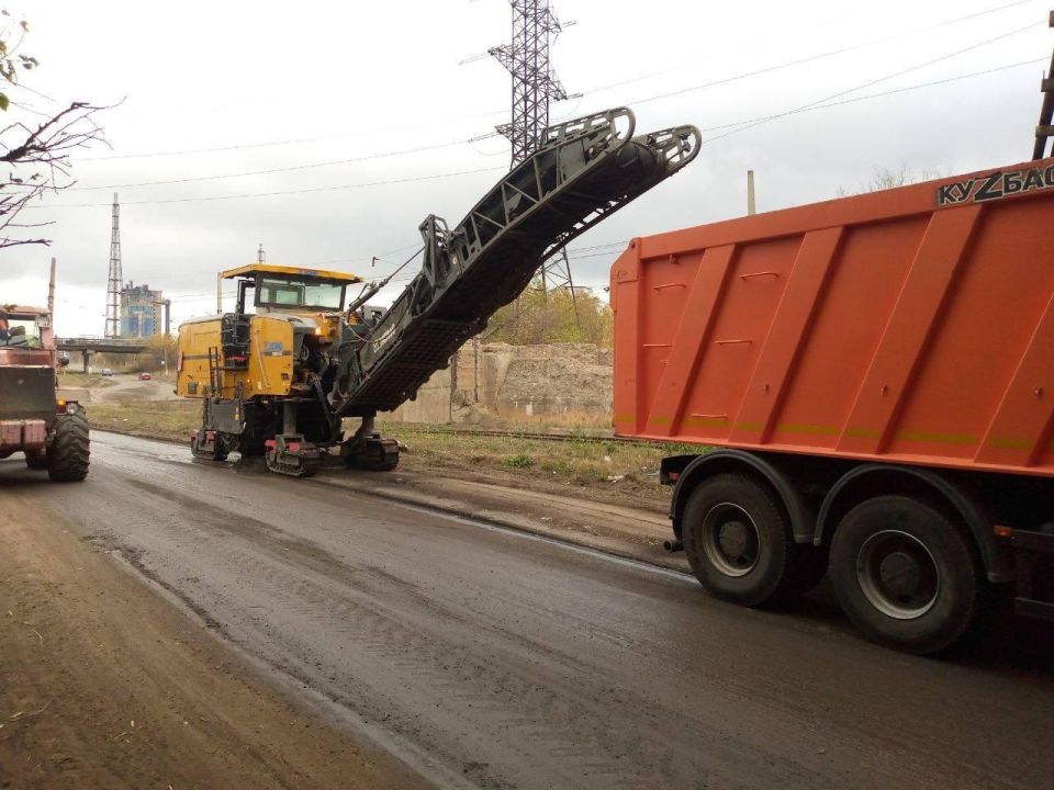 Кузбасская техника помогает восстанавливать дороги в Горловке Кузбасская техника помогает восстанавливать дороги в Горловке