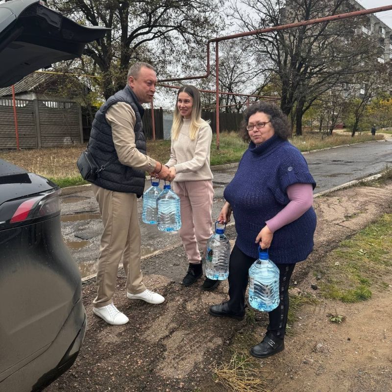 Роман Конев: 28 октября 2025 года депутаты Горловского городского совета от фракции «Единая Россия» – Сергей Третьяков, Даниил Карабаев, Эдуард Полепкин – посетили места подвоза воды, чтобы лично убедиться в обеспечении... Роман Конев: 28 октября 2025 года депутаты Горловского городского совета от фракции «Единая Россия» – Сергей Третьяков, Даниил Карабаев, Эдуард Полепкин – посетили места подвоза воды, чтобы лично убедиться в обеспечении...