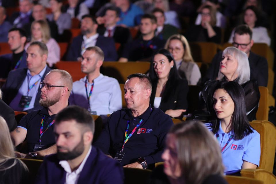 Заместитель министра промышленности и торговли ДНР Наталья Козина и директор департамента торговли Минпромторга ДНР Дарья Мирошник приняли участие в церемонии открытия новой программы "Угольные города" Заместитель министра промышленности и торговли ДНР Наталья Козина и директор департамента торговли Минпромторга ДНР Дарья Мирошник приняли участие в церемонии открытия новой программы "Угольные города"