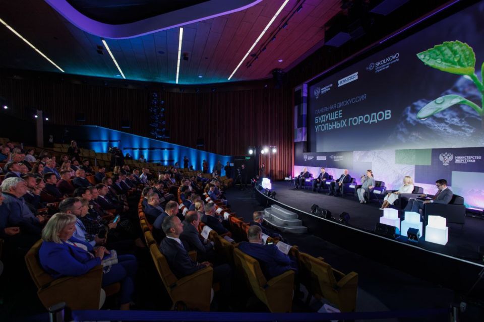 Заместитель министра промышленности и торговли ДНР Наталья Козина и директор департамента торговли Минпромторга ДНР Дарья Мирошник приняли участие в церемонии открытия новой программы "Угольные города"