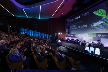 Заместитель министра промышленности и торговли ДНР Наталья Козина и директор департамента торговли Минпромторга ДНР Дарья Мирошник приняли участие в церемонии открытия новой программы "Угольные города"