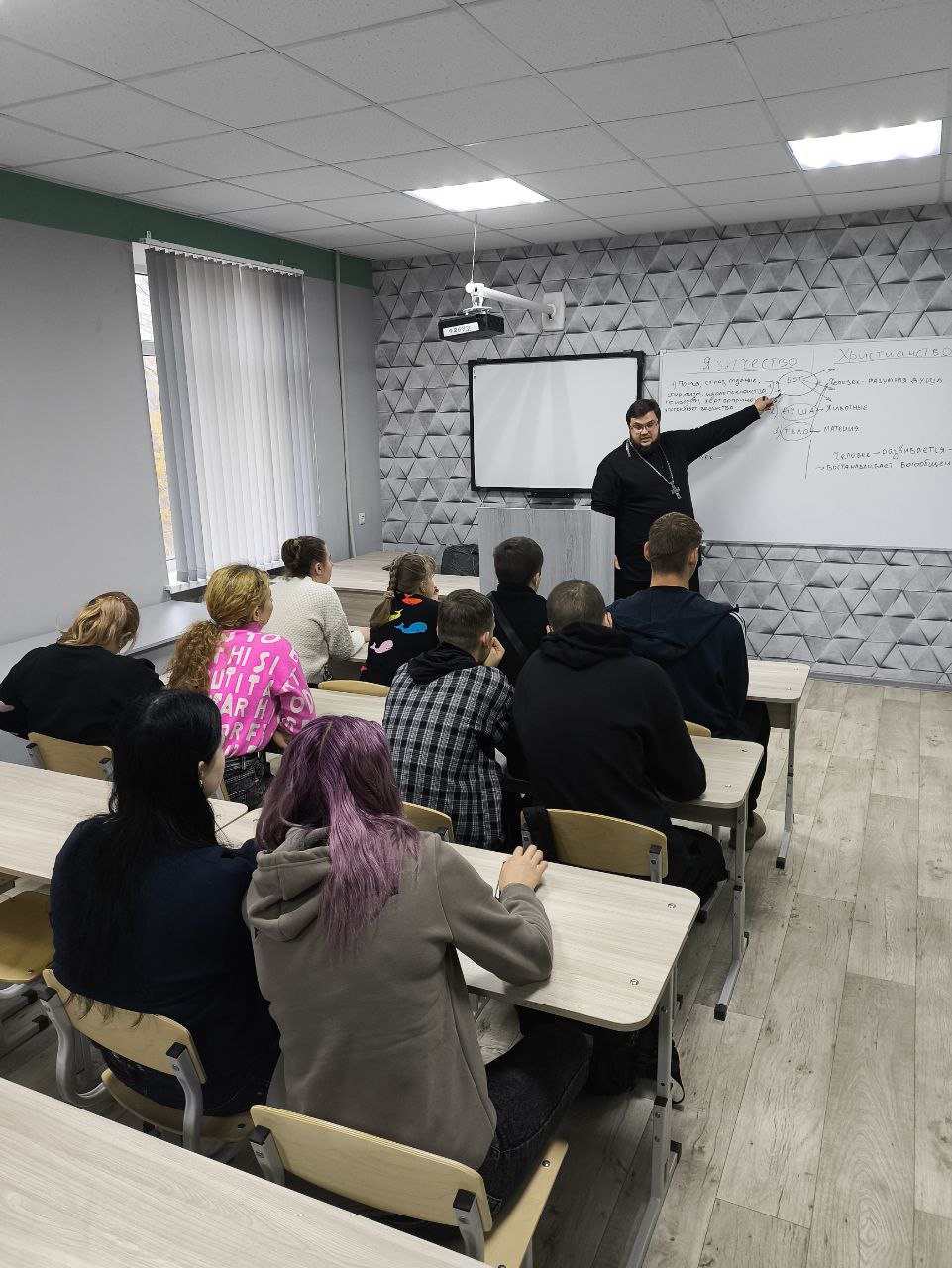 27 октября в Горловке стартовал цикл встреч-лекций для студентов высших и средних специальных учебных заведений, посвящённых духовно-нравственным ценностям 27 октября в Горловке стартовал цикл встреч-лекций для студентов высших и средних специальных учебных заведений, посвящённых духовно-нравственным ценностям