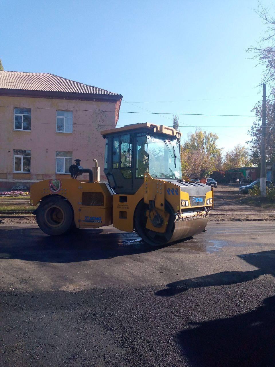 Кузбасская техника помогает восстанавливать дороги в Горловке Кузбасская техника помогает восстанавливать дороги в Горловке