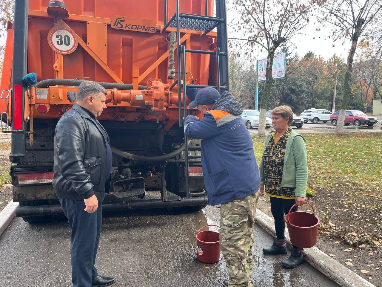Роман Конев: 28 октября 2025 года депутаты Горловского городского совета от фракции «Единая Россия» – Сергей Третьяков, Даниил Карабаев, Эдуард Полепкин – посетили места подвоза воды, чтобы лично убедиться в обеспечении...