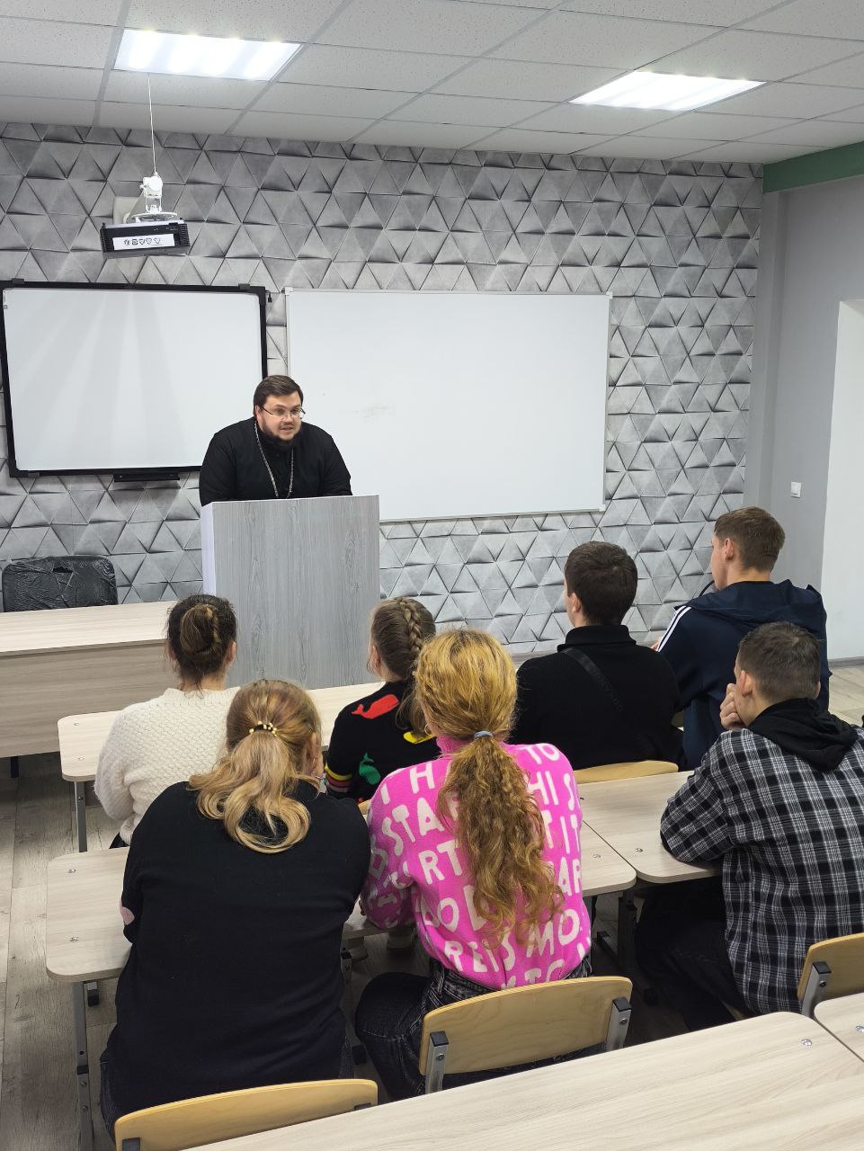 27 октября в Горловке стартовал цикл встреч-лекций для студентов высших и средних специальных учебных заведений, посвящённых духовно-нравственным ценностям