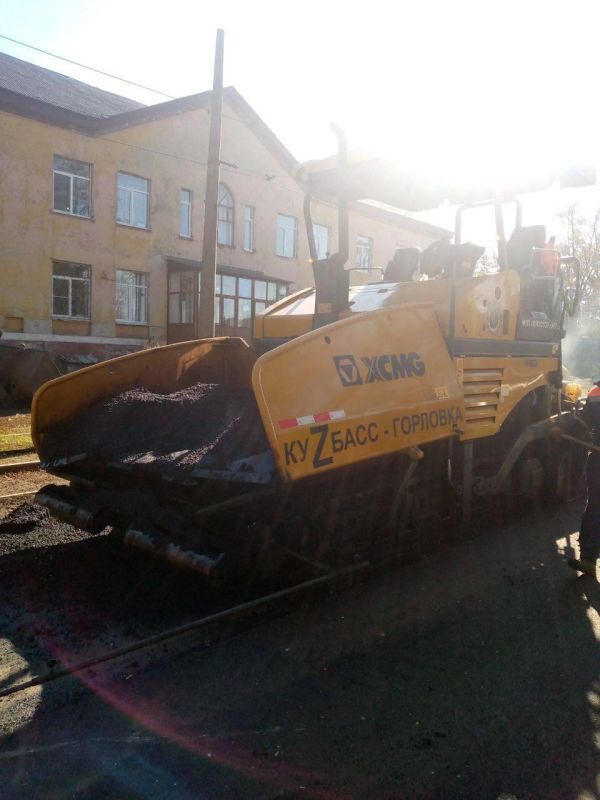 Кузбасская техника помогает восстанавливать дороги в Горловке Кузбасская техника помогает восстанавливать дороги в Горловке