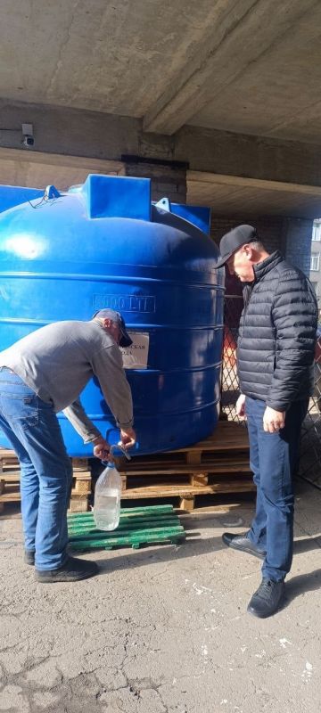 Роман Конев: 29 октября 2025 года депутаты Горловского городского совета от фракции «Единая Россия» — Дмитрий Корона, Евгений Прокопович, Александр Бобровский — посетили места подвоза воды и осуществили адресную доставку воды Роман Конев: 29 октября 2025 года депутаты Горловского городского совета от фракции «Единая Россия» — Дмитрий Корона, Евгений Прокопович, Александр Бобровский — посетили места подвоза воды и осуществили адресную доставку воды