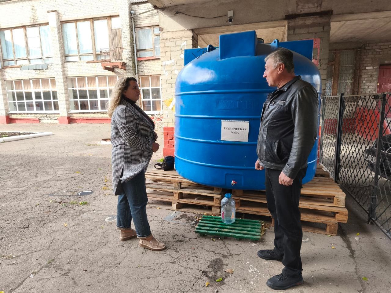 Роман Конев: 29 октября 2025 года депутаты Горловского городского совета от фракции «Единая Россия» — Дмитрий Корона, Евгений Прокопович, Александр Бобровский — посетили места подвоза воды и осуществили адресную доставку воды Роман Конев: 29 октября 2025 года депутаты Горловского городского совета от фракции «Единая Россия» — Дмитрий Корона, Евгений Прокопович, Александр Бобровский — посетили места подвоза воды и осуществили адресную доставку воды