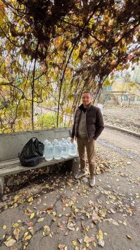 30 октября 2025 года депутаты Горловского городского совета от фракции «Единая Россия» – Роман Конев, Светлана Евсеенко, Павел Калфакчиян, Инает Розводова – посетили места подвоза воды и осуществили адресный подвоз воды