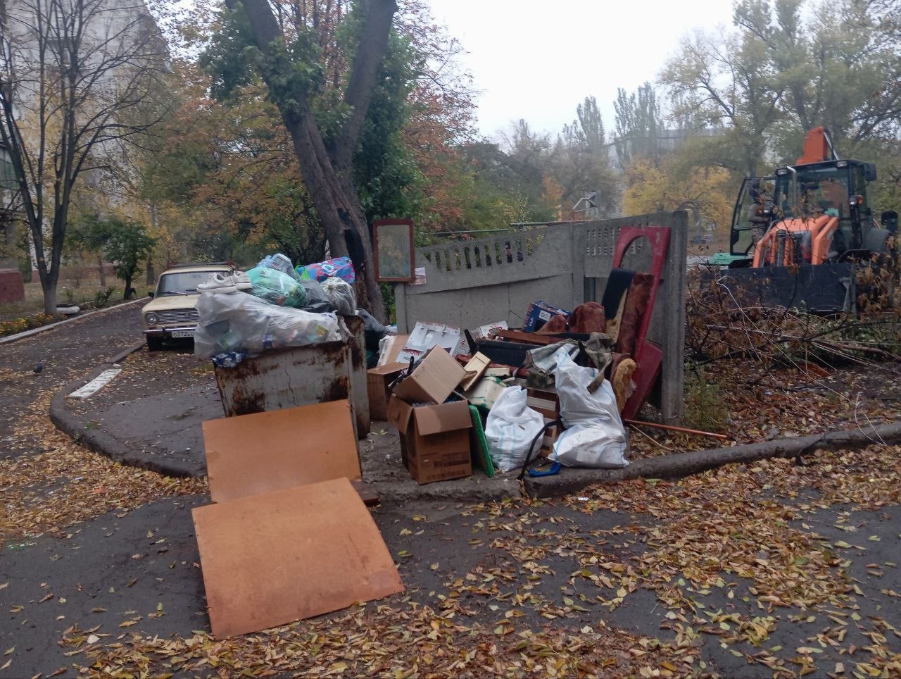 Горловским филиалом ГУП ДНР «ДОНСНАБКОМПЛЕКТ» производится работа по вывозу сверхнормативных стихийных накоплений Горловским филиалом ГУП ДНР «ДОНСНАБКОМПЛЕКТ» производится работа по вывозу сверхнормативных стихийных накоплений