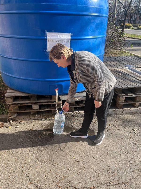 30 октября 2025 года депутаты Горловского городского совета от фракции «Единая Россия» – Роман Конев, Светлана Евсеенко, Павел Калфакчиян, Инает Розводова – посетили места подвоза воды и осуществили адресный подвоз воды 30 октября 2025 года депутаты Горловского городского совета от фракции «Единая Россия» – Роман Конев, Светлана Евсеенко, Павел Калфакчиян, Инает Розводова – посетили места подвоза воды и осуществили адресный подвоз воды