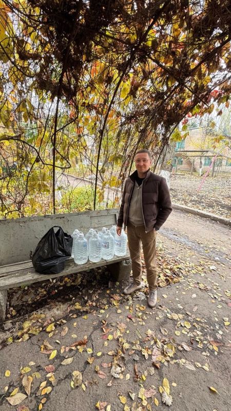 30 октября 2025 года депутаты Горловского городского совета от фракции «Единая Россия» – Роман Конев, Светлана Евсеенко, Павел Калфакчиян, Инает Розводова – посетили места подвоза воды и осуществили адресный подвоз воды