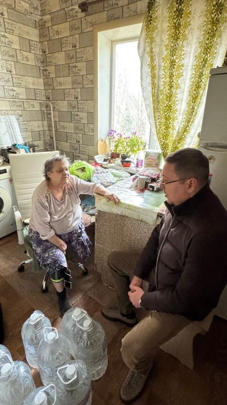 30 октября 2025 года депутаты Горловского городского совета от фракции «Единая Россия» – Роман Конев, Светлана Евсеенко, Павел Калфакчиян, Инает Розводова – посетили места подвоза воды и осуществили адресный подвоз воды 30 октября 2025 года депутаты Горловского городского совета от фракции «Единая Россия» – Роман Конев, Светлана Евсеенко, Павел Калфакчиян, Инает Розводова – посетили места подвоза воды и осуществили адресный подвоз воды