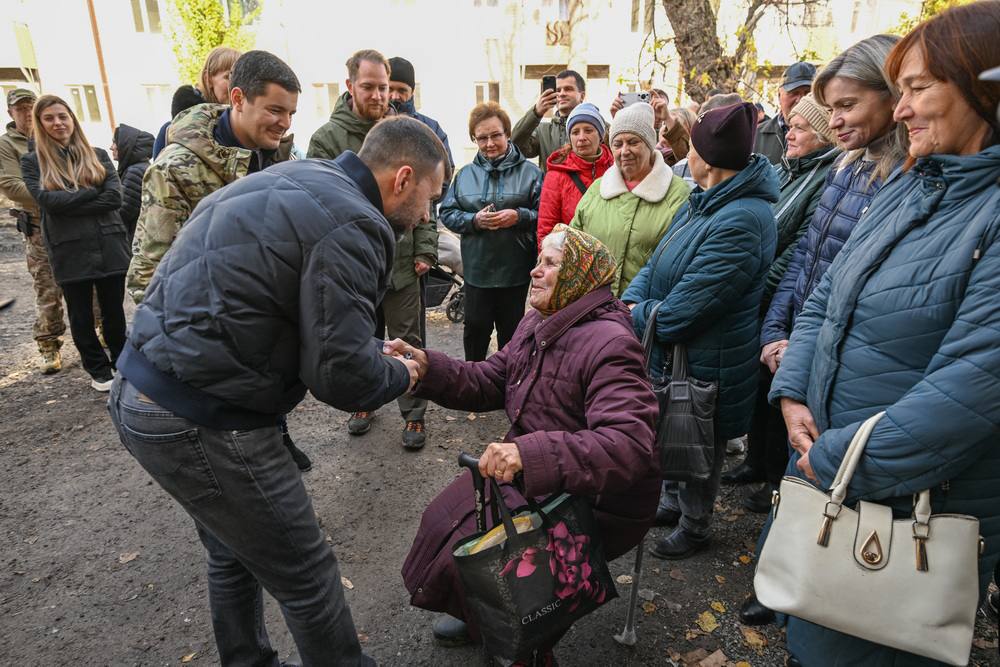 Денис Пушилин: На прошлой неделе распорядился в срочном порядке заселить людей в отремонтированный специалистами ЯНАО многоквартирный дом и открыть для приема людей административное здание в Авдеевке Денис Пушилин: На прошлой неделе распорядился в срочном порядке заселить людей в отремонтированный специалистами ЯНАО многоквартирный дом и открыть для приема людей административное здание в Авдеевке