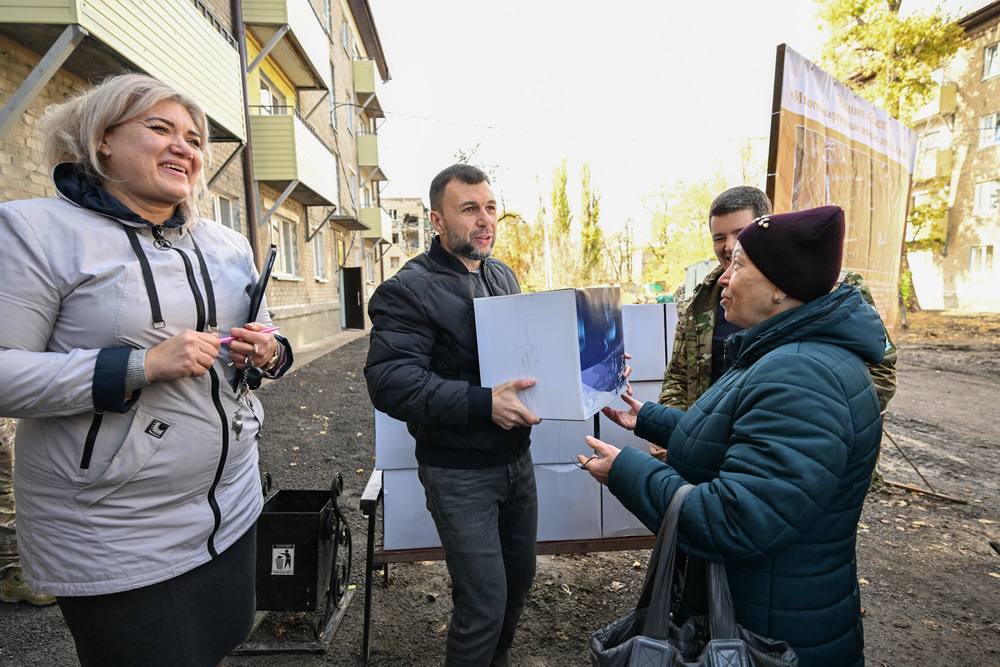 Денис Пушилин: На прошлой неделе распорядился в срочном порядке заселить людей в отремонтированный специалистами ЯНАО многоквартирный дом и открыть для приема людей административное здание в Авдеевке Денис Пушилин: На прошлой неделе распорядился в срочном порядке заселить людей в отремонтированный специалистами ЯНАО многоквартирный дом и открыть для приема людей административное здание в Авдеевке