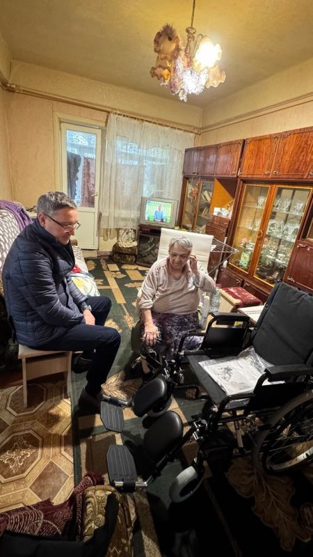 Роман Конев: 31 октября 2025 года посетил жительницу нашего города и оказал ей необходимую социальную поддержку в получении инвалидной коляски Роман Конев: 31 октября 2025 года посетил жительницу нашего города и оказал ей необходимую социальную поддержку в получении инвалидной коляски