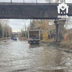 Коммунальщики откачивают воду из гигантской лужи в Горловке