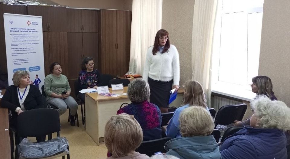 Специалисты Горловского центра занятости организовали выездной консультационный пункт для граждан под риском высвобождения
