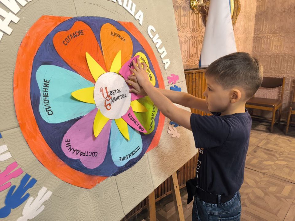 Иван Приходько: В Никитовском внутригородском районе города Горловка прошла акция «Цветок единства» Иван Приходько: В Никитовском внутригородском районе города Горловка прошла акция «Цветок единства»