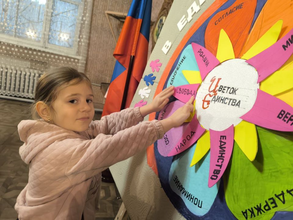 Иван Приходько: В Никитовском внутригородском районе города Горловка прошла акция «Цветок единства» Иван Приходько: В Никитовском внутригородском районе города Горловка прошла акция «Цветок единства»