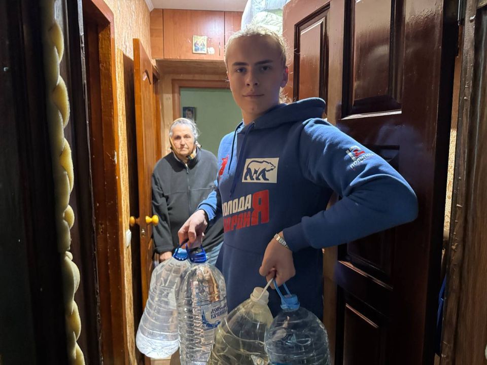 Волонтеры Горловки приняли участие во Всероссийской акции «Россия – семья семей», осуществив доставку воды пожилым людям