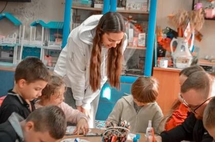 Активисты «Движения Первых» устроили праздник для детей из соццентра в Горловке