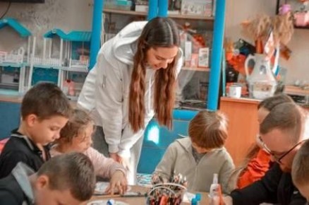 Активисты «Движения Первых» устроили праздник для детей из соццентра в Горловке